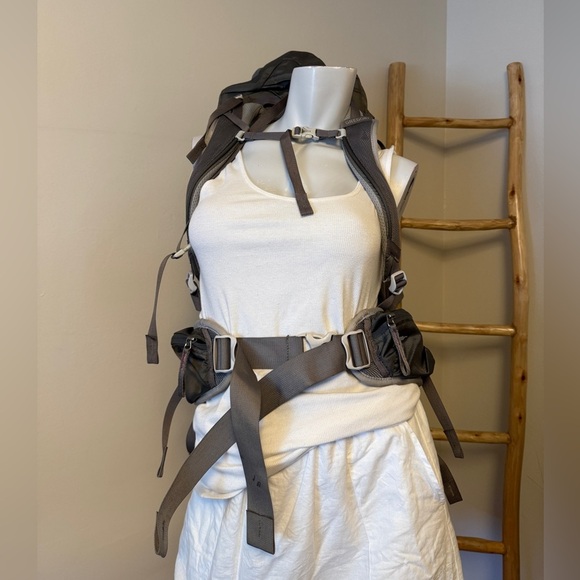 Gregory J 53 Women’s Size XS Ultralight 50 L Hiking Backpack CrossFlo Suspension - Picture 3 of 13